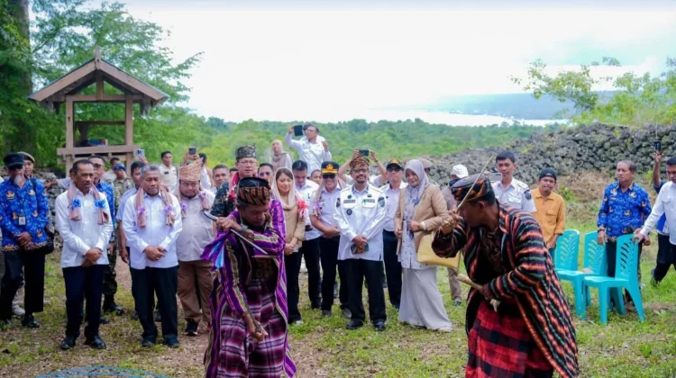 Bupati Azhari Hadiri Homa-Homa di Benteng Ombonawulu