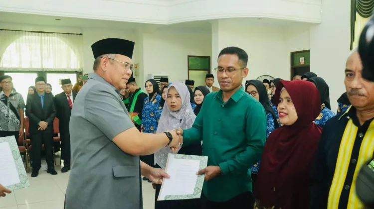 Wali Kota Baubau Kukuhkan PNS Baru, Lepas ASN Purna Tugas dalam Momentum Estafet Pen
