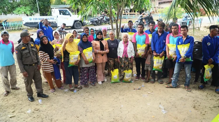 Ketua TP-PKK Buton Selatan Salurkan Bantuan Beras bagi Warga Lawela