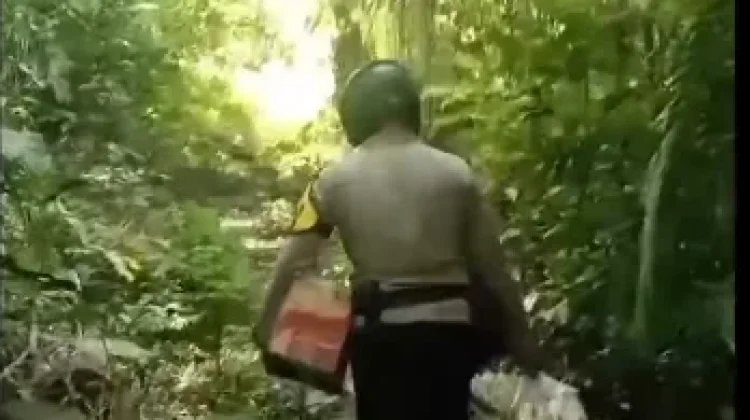 Bhabinkamtibmas Polres Baubau Antar Sembako untuk Lansia