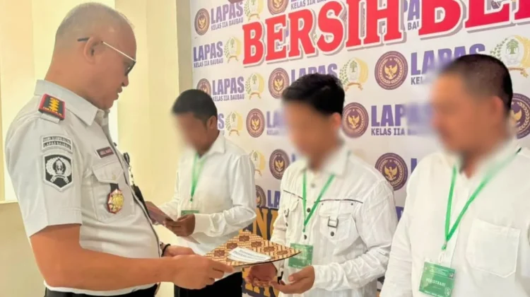 Lapas Baubau Serahkan Ijazah Paket kepada Warga Binaan