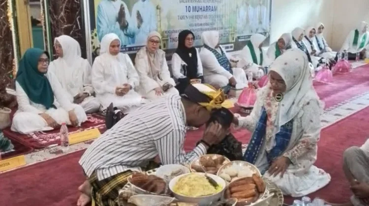 KUA Wolio Hidupkan Tradisi Pakandeana Anaana Maelu, 105 Anak Yatim Terima Santunan