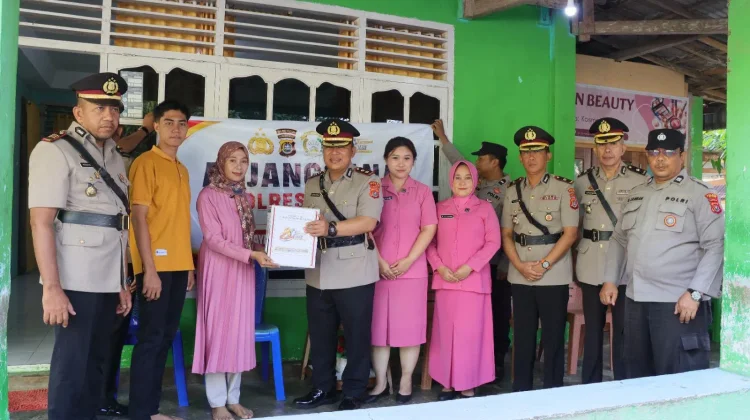 Sambut Hari Bhayangkara, Polres Buton Berikan Tali Asih kepada Warakawuri