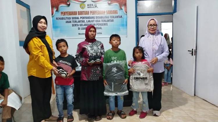 Pemkot Baubau Salurkan Bantuan Perlengkapan Sekolah Anak