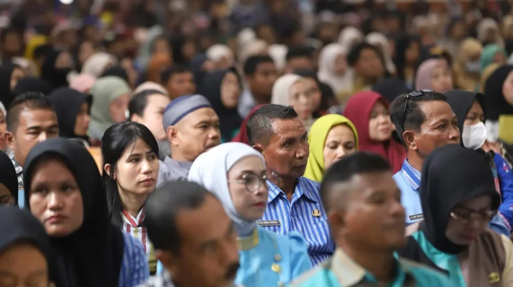 Gubernur Sultra Serahkan Rapel Gaji Enam Bulan untuk 1.901 PPPK Paruh Waktu