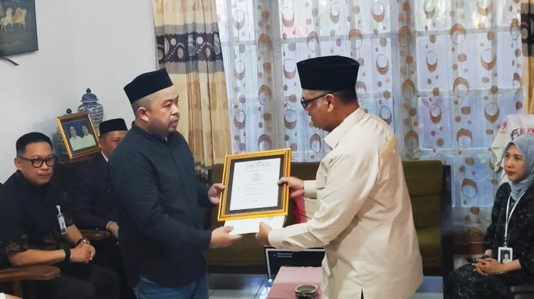 Menteri Haji Umrah Bawa Doa dan Salam Presiden untuk Keluarga dr. Fitri di Baubau