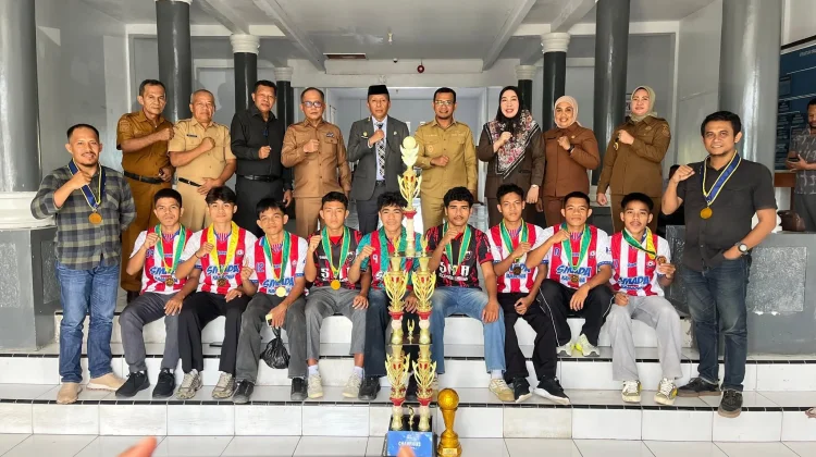 Tim Sepak Bola SMAN 2 Kambowa Terima Penghargaan dari Pemda