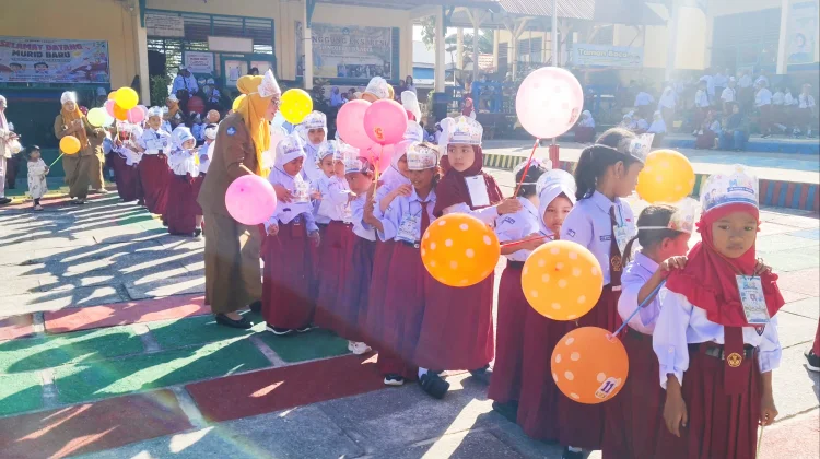 SDN 1 Baadia Mulai MPLS, Orang Tua Antusias Antar Anak di Hari Pertama Sekolah