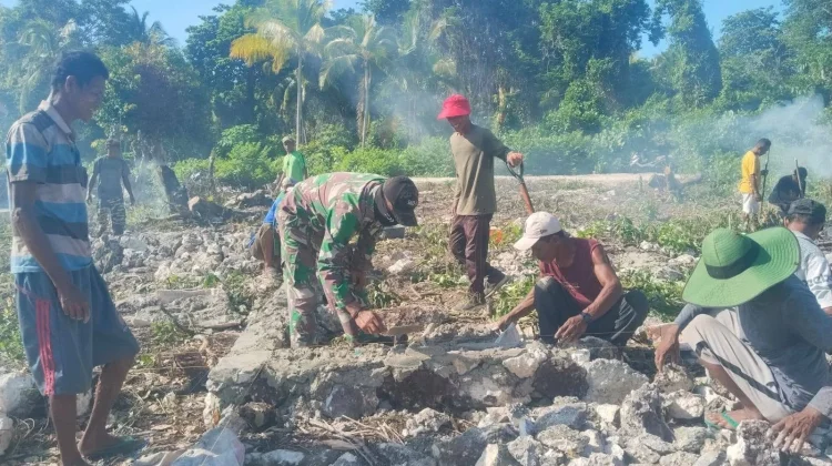 Babinsa Koramil 1413-11/Wangi-Wangi Gotong Royong Bangun Pondasi Musala