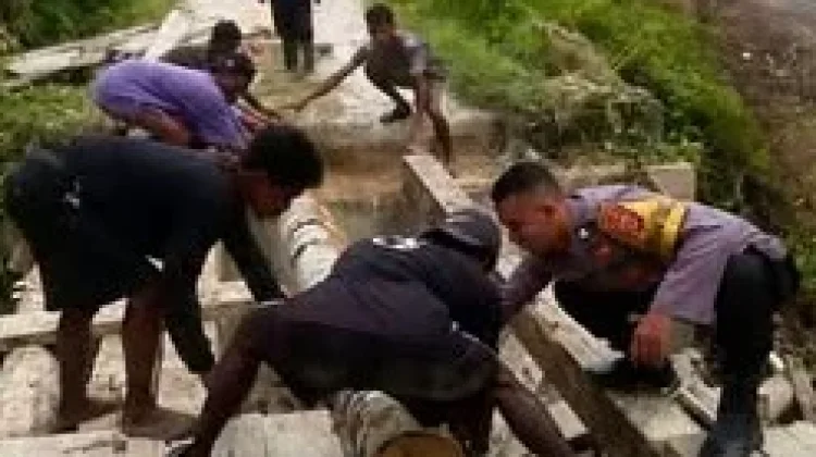 Bhabinkamtibmas bersama Warga Tri Wacu Wacu Gotong Royong Perbaiki Jembatan