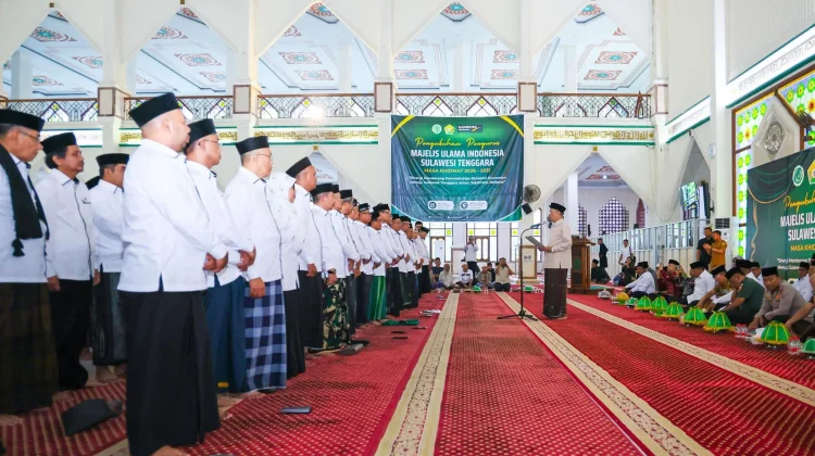 Gubernur Serahkan Hibah Rp200 Juta, MUI Sultra Diminta Perkuat Sinergi