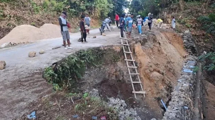 TMMD Ke-129 Kodim 1413/Buton Perkuat Talud Jalan Demi Keselamatan Warga