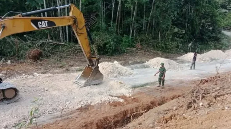 TMMD Ke-129 Kerahkan Alat Berat Percepat Pekerjaan Jalan di Labuandiri
