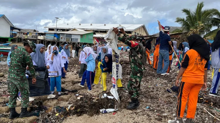Satgas TMMD Kodim 1413/Buton Ajak Pelajar Bersihkan Pantai Kombewaha