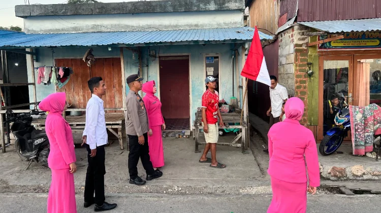 Sambut HUT RI ke-81, Polsek Kadatua Bagikan 150 Bendera Merah Putih kepada Warga