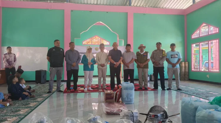 Wali Kota Baubau Serahkan Bantuan untuk Ponpes Ar Royan Putri
