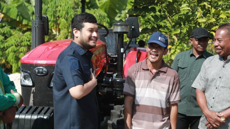 Bupati Buton Serahkan Traktor Roda Empat untuk Kelompok Tani Labuandiri