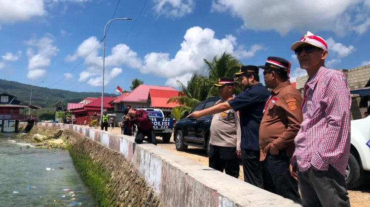 Bupati Buton Tinjau Pesisir Terdampak Kenaikan Air Pasca Gempa NTT