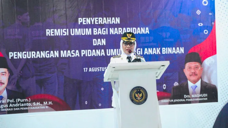 Wawali Baubau Bacakan Sambutan Menteri dan Serahkan Remisi Warga Binaan