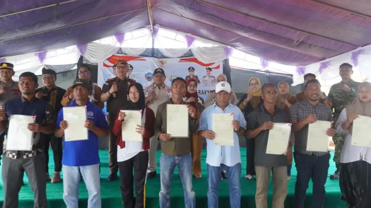 Ratusan Warga Gaya Baru Terima Sertifikat Program PTSL