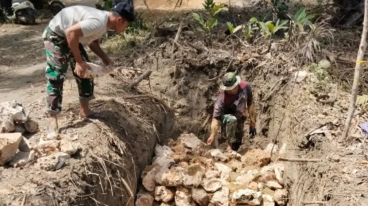 Babinsa Gotong Royong Bangun Jembatan Merah Putih Bombana