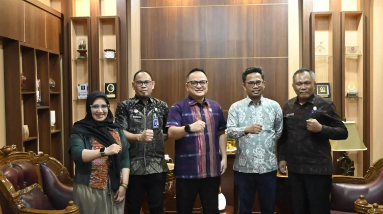 Topan Sopuan Perkuat Sinergi Hukum Bersama DPRD Busel