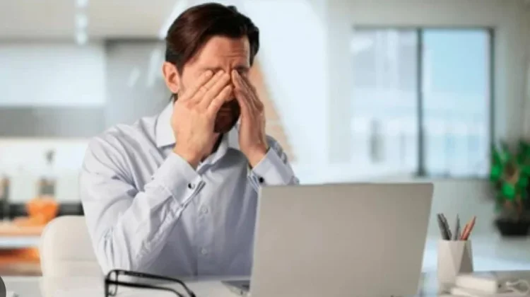 Menatap Layar Terlalu Lama Bisa Picu Computer Vision Syndrome