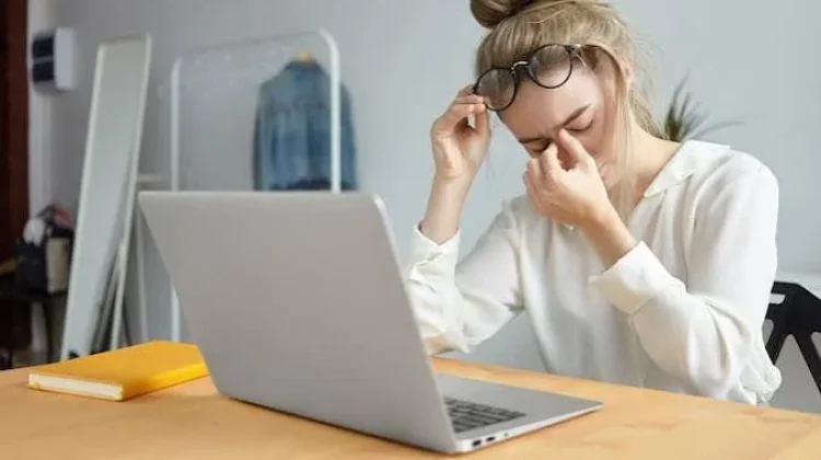 Sering Menatap Layar? Waspadai Computer Vision Syndrome