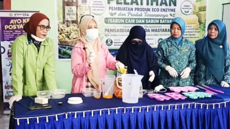 Politeknik Baubau Dampingi PKK Bone-Bone Olah Sampah Jadi Cuan
