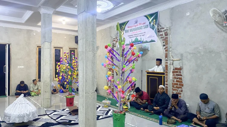 Warga Bukit Memory Peringati Maulid Nabi, Dua Male Hiasi Masjid