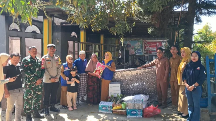 Dinsos Bombana Salurkan Bantuan Korban Kebakaran Hukaea