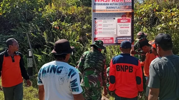 Cegah Karhutla, Koramil Pasarwajo Bersama Polsek dan BPBD Pasang Spanduk Imbauan