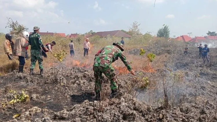 Babinsa dan Tim Gabungan Padamkan Kebakaran Lahan Wakatobi