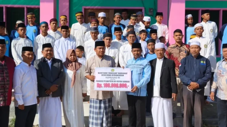 Kemenag Sultra Salurkan Bantuan Rp100 Juta untuk Pesantren