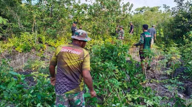 Cegah Saluran Air Tersumbat, Koramil Lasalimu dan Warga Gelar Karya Bakti