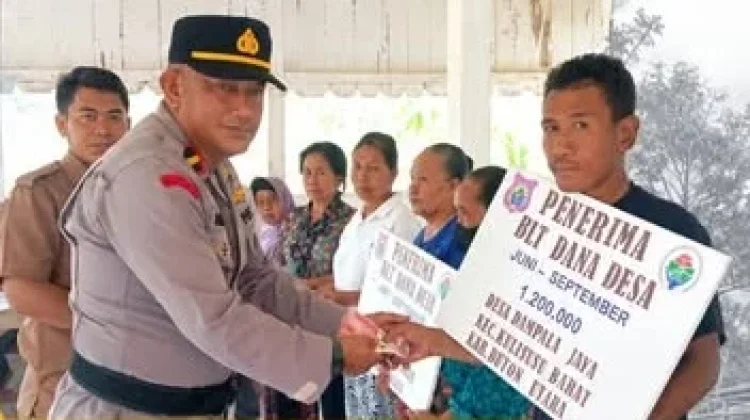 Polsek Kulisusu Barat Kawal Penyaluran BLT-DD di Desa Dampala Jaya