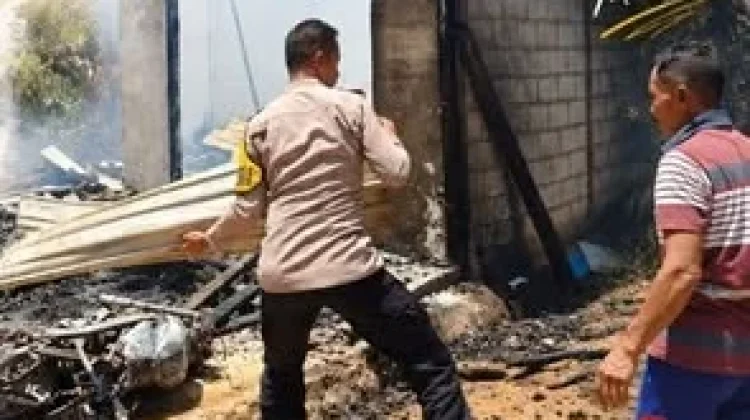 Polisi dan Warga Padamkan Kebakaran Kios di Kulisusu Barat