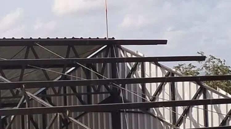 Pembangunan KDKMP Desa Doda Bahari Berlanjut Pemasangan Atap