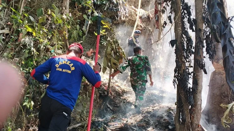 Bakar Daun Kering, Satu Hektare Lahan Warga di Busel Terbakar