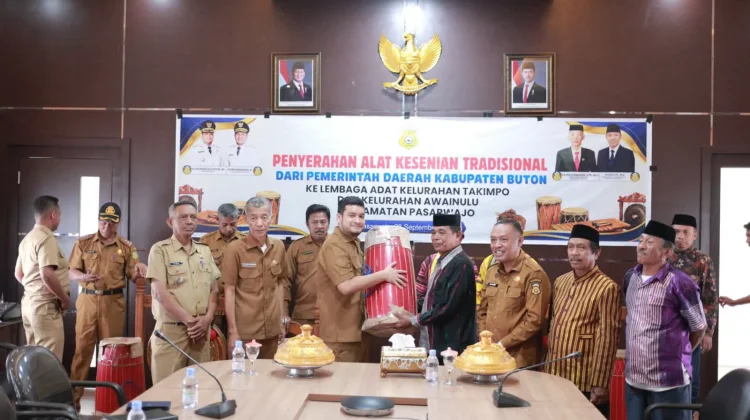 Jaga Warisan Leluhur, Pemkab Buton Salurkan Alat Seni ke Lembaga Adat