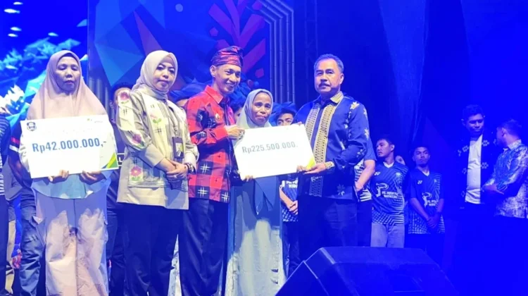 Puncak Wakatobi Wave, Bupati Haliana Serahkan Santunan BPJS Ketenagakerjaan