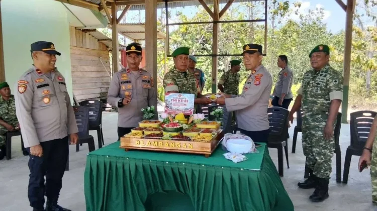 Polri Beri Ucapan HUT TNI dan Potong Tumpeng di Koramil Lasalimu