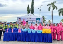 Polres Baubau Berbagi Ratusan Takjil Kepada Masyarakat