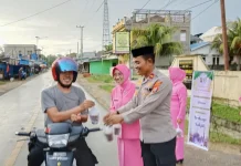 Aksi Sosial, Polsek Sampuabalo dan Bhayangkari Bagi Takjil Ramadan