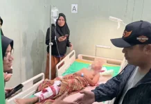Kapolres Buton Jenguk Korban Laka di RS Palagimata, Serahkan Tali Asih