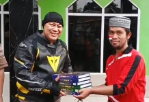 Touring Ramadan Polres Buton, Kapolres Bagikan Al-Qur’an ke Masjid