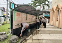 Polres Baubau Gelar Korve Bersihkan Rumah Ibadah