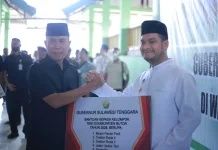 Safari Ramadan di Buton, Gubernur Sultra Salurkan Bantuan Pertanian dan BPBL