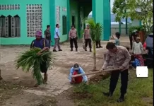 Polsek Lea-Lea Kolaborasi Warga Bersih-Bersih Masjid di Kalia-lia