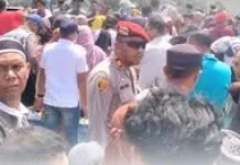 Personel Polres Butur Bantu Penumpang Pelabuhan Waode Buri